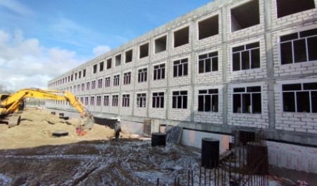 В Архангельске строящееся здание новой школы на 860 мест заведено под крышу