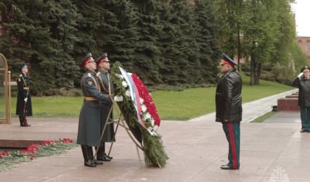 Сотрудники МЧС России возложили цветы к Могиле Неизвестного Солдата