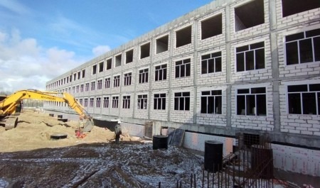 В Архангельске строящееся здание школы на 860 мест завели под крышу