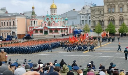 Парадные расчеты МЧС России приняли участие в торжественных шествиях по всей стране