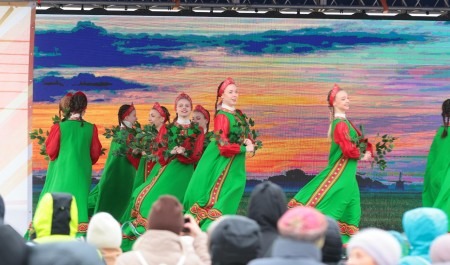 На площади Мира в Архангельске северяне празднуют День Победы