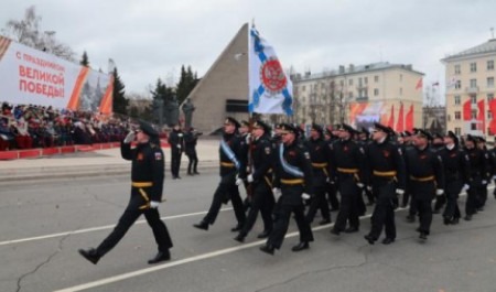 Несмотря на холод и ветра: в Архангельске прошел торжественный парад