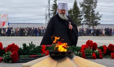 Митрополит Корнилий 9 мая возложил цветы к монументу Победы в Архангельске