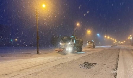 В Архангельске дорожники борются с последствиями снегопада