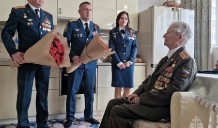 Сотрудники МЧС России поздравили с Днем Победы ветеранов Великой Отечественной войны