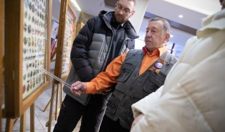 Уникальную частную коллекцию значков на тему Великой Отечественной войны показали в Архангельске