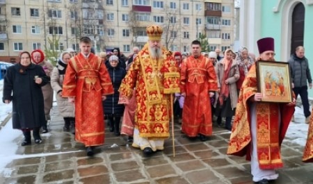 Митрополит Корнилий в Светлую субботу совершил Литургию в Новодвинске