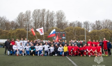 В Петербурге в честь Дня Победы состоялся товарищеский матч по футболу