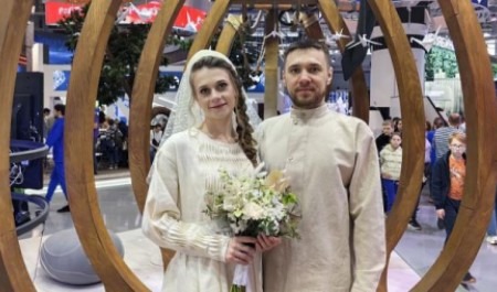 В кокошнике и рубахе: пара из Северодвинска сыграла «поморскую» свадьбу в Москве