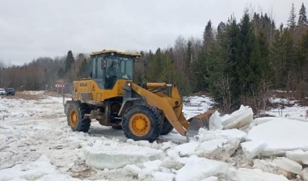 Дорогу на Пинегу расчищают от ледовых завалов