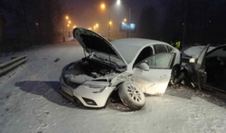 В Архангельске автоледи вылетела на «встречку» у ж/д моста: пострадали люди