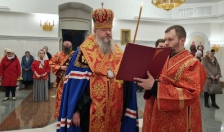 Митрополит Корнилий в канун Радоницы совершил богослужение в Архангельске 