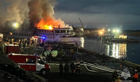 В Архангельске горело судно «М. В. Ломоносов»
