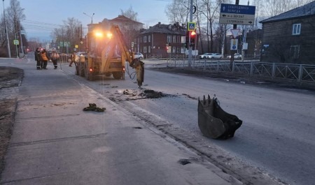 В Архангельске устраняют дефект на теплосетях в районе улицы Бадигина