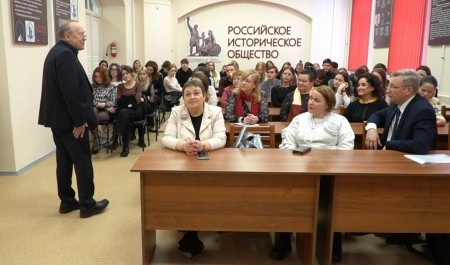 Ведущий программы «Умницы и умники» Юрий Вяземский провёл лекцию в Архангельске
