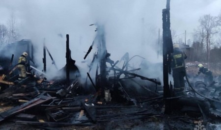 В Арханегльске пожарные отстояли от огня два многоквартирных дома