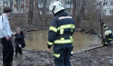 В Архангельске девушка застряла по колено в грязи