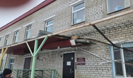 В НАО рухнула крыша над входом в детский сад