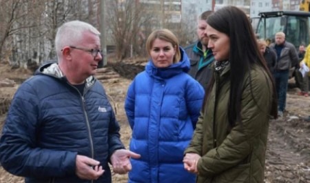 В Архангельске с нарушениями начали благоустраивать набережную реки Соломбалки