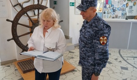 Сотрудники вневедомственной охраны Росгвардии проверили музеи Архангельской области на предмет обеспечения безопасности