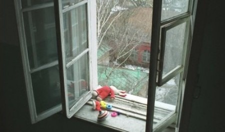 Не оставляйте детей без присмотра! В Архангельске ребенок выпал из окна