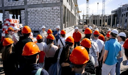 Ученики строительного класса побывали на стройплощадке новой школы в Архангельске