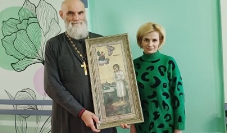 Священник Олег Тряпицын подарил архангельской школе №30 икону праведного отрока Артемия Веркольского