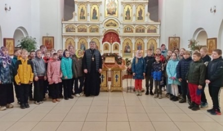 Священник Василий Лапко провел экскурсию по храму для школьников, изучающих ОПК
