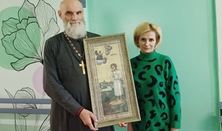 Архангельский священник подарил родной школе икону праведного отрока