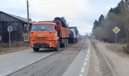 Строители приступили к асфальтированию участка автодороги Емецк — Сельцо