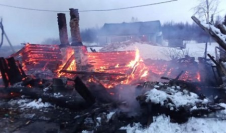 В НАО на пепелище деревянного дома нашли труп мужчины