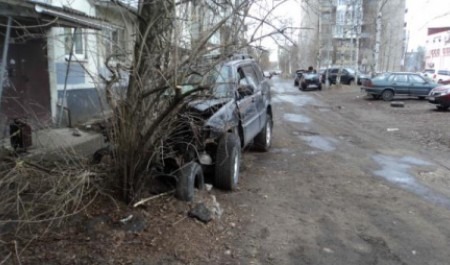В Архангельске попытавшийся скрыться от полиции молодой лихач влетел в дерево