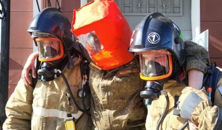 Сотрудники МЧС России отработали навыки тушения пожара на территории Академии РХБ защиты