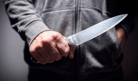 В Архангельске мужчина на улице попытался убить бывшую девушку ножом