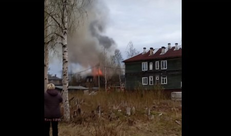 В левобережной части Архангельска горит дом
