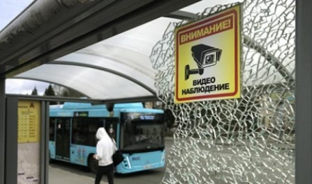 Очередной факт порчи автобусной остановки в Архангельске попал на видео