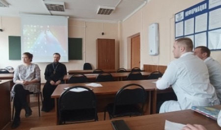 Священник Александр Григорьев встретился со студентами медколледжа в Архангельске 