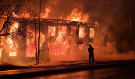 В Архангельске сегодня ночью вспыхнул расселенный дом и чуть не загорелся соседний
