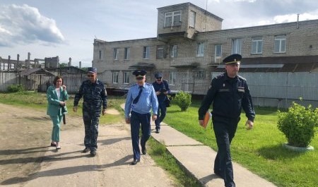 Прокурор Хлустиков проверил быт в колонии-поселении №3 и обнаружил недочеты
