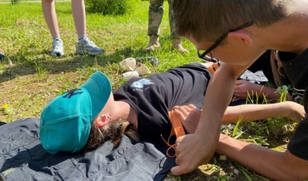 В Архангельске военнослужащие отряда «Ратник» провели для ребят военно - медицинскую игру