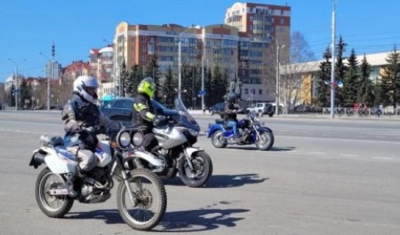 Мотоциклистам хотят запретить опасную езду между автомобильными рядами