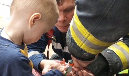 В Архангельске помощь спасателей понадобилась двухлетнему мальчику