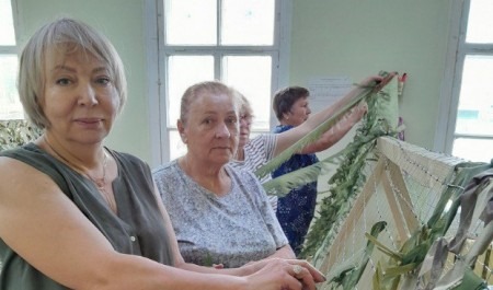 Активисты Вельска осваивают изготовление антидроновых маскировочных одеял для участников СВО