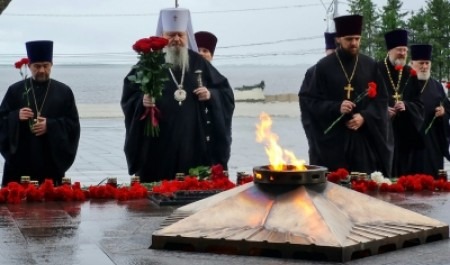Митрополит Корнилий в День памяти и скорби возложил цветы к монументу Победы 
