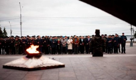 «Свеча памяти» озарила под утро площадь Мира в Архангельске