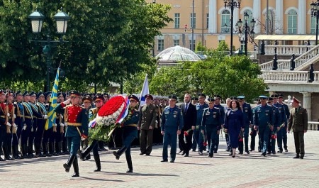 В День памяти и скорби руководство МЧС России возложило цветы к Могиле Неизвестного солдата