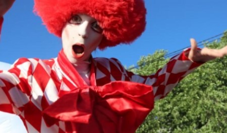 Архангельский фестиваль уличных театров открылся зрелищным карнавальным шествием