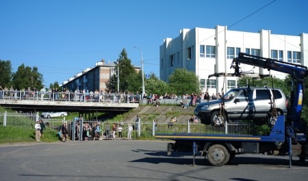 «Ура эвакуатору!»: Спектакль уличного театра в Архангельске задержали из-за двух автомобилей