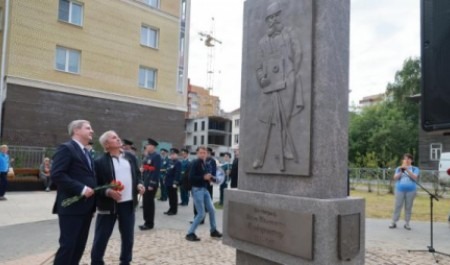 В Архангельске торжественно открыли памятник первому градоначальнику города