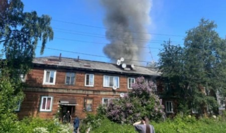 Люди выбегали с вещами и питомцами: в центре Архангельска загорелся жилой дом